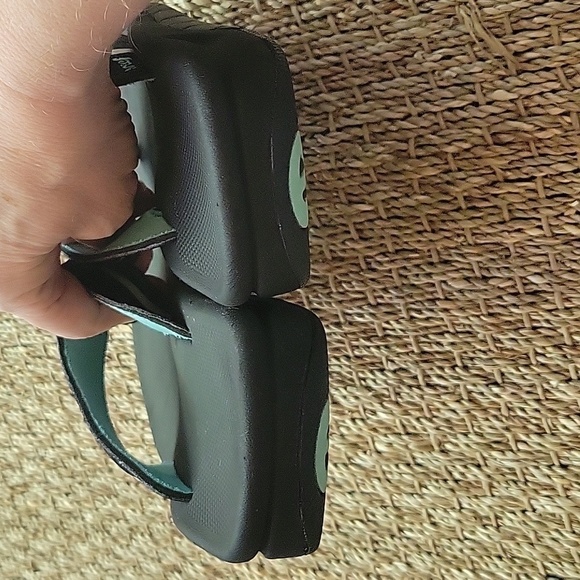 REEF sandal flip flops in black and teal.  Size is 5.  In good condition. - Picture 4 of 7